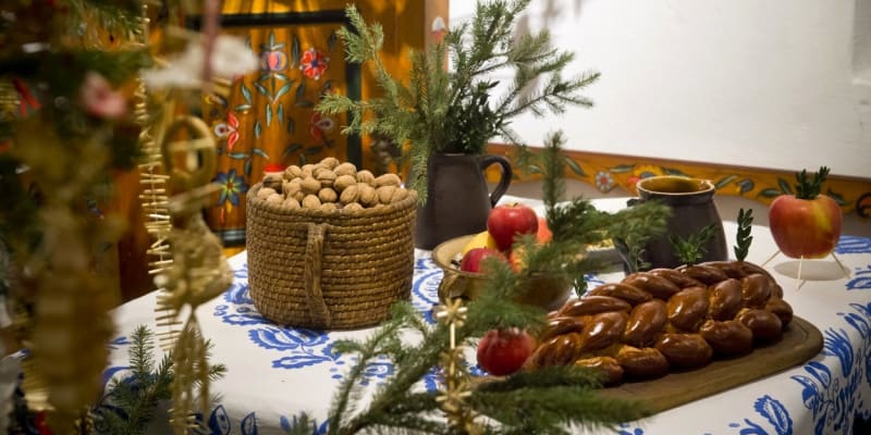 Historie štědrovečerní večeře: Téměř všude se podávala dodnes oblíbená vánočka, původně nazývaná calta, štědrovka či pletanka a nesměly chybět ořechy. (Polabské národopisné muzeum)