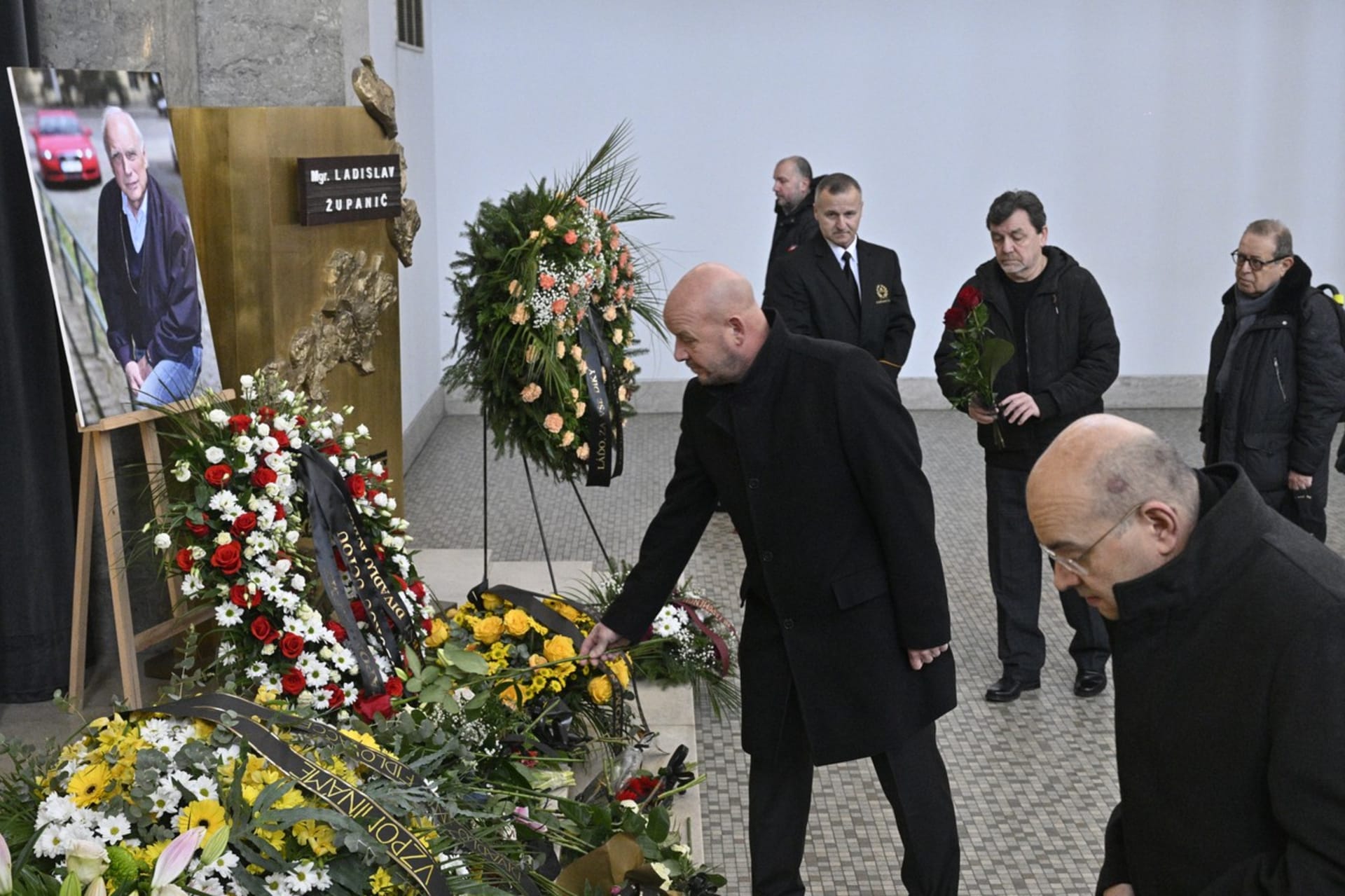 Pohřeb slavného herce a dabéra Ladislava Županiče si nenechal ujít také herec Pavel Nečas.