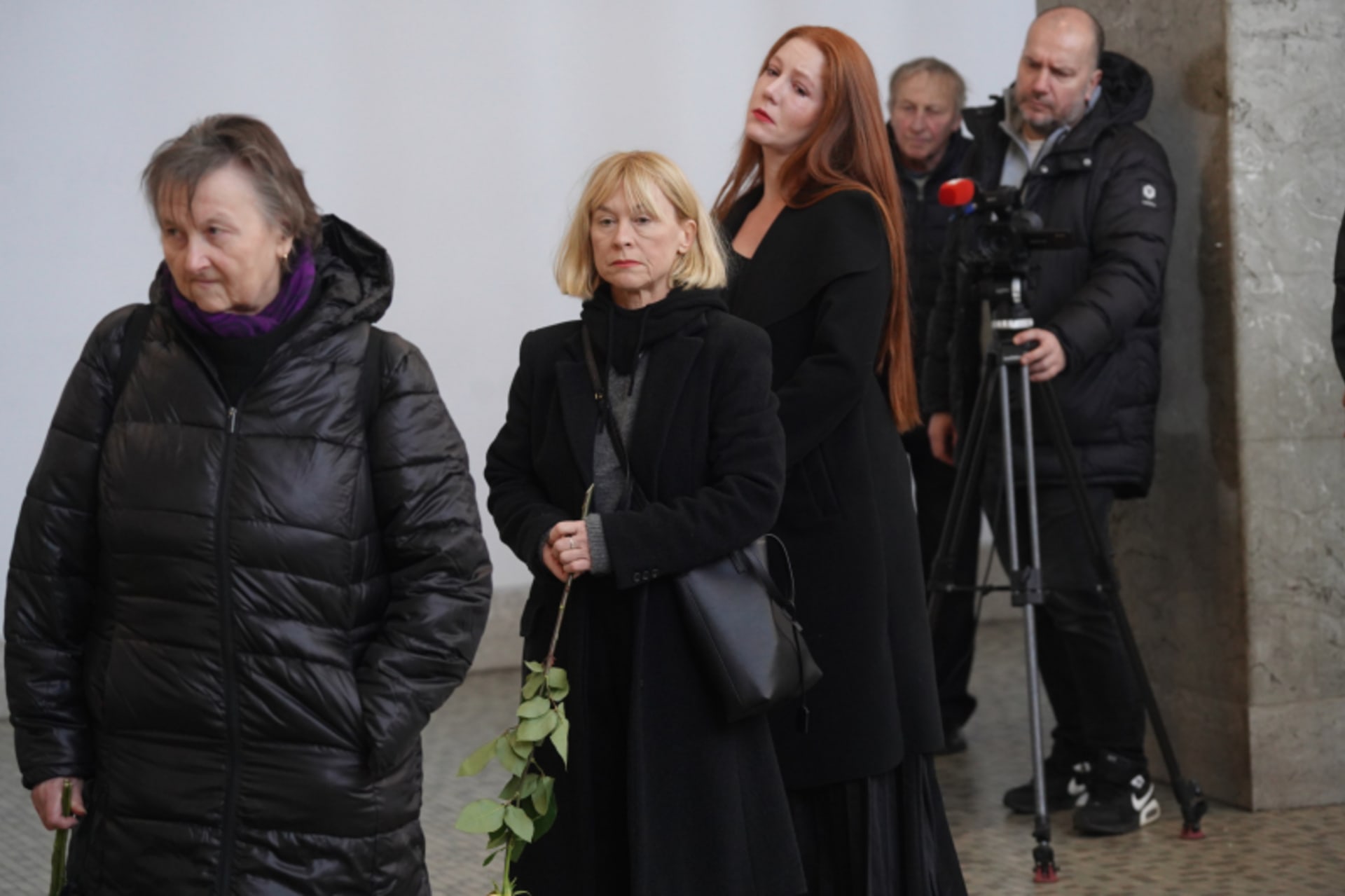 Zdrcená herečka Dana Batulková čeká ve frontě na možnost položit květinu k rakvi Ladislava Županiče.