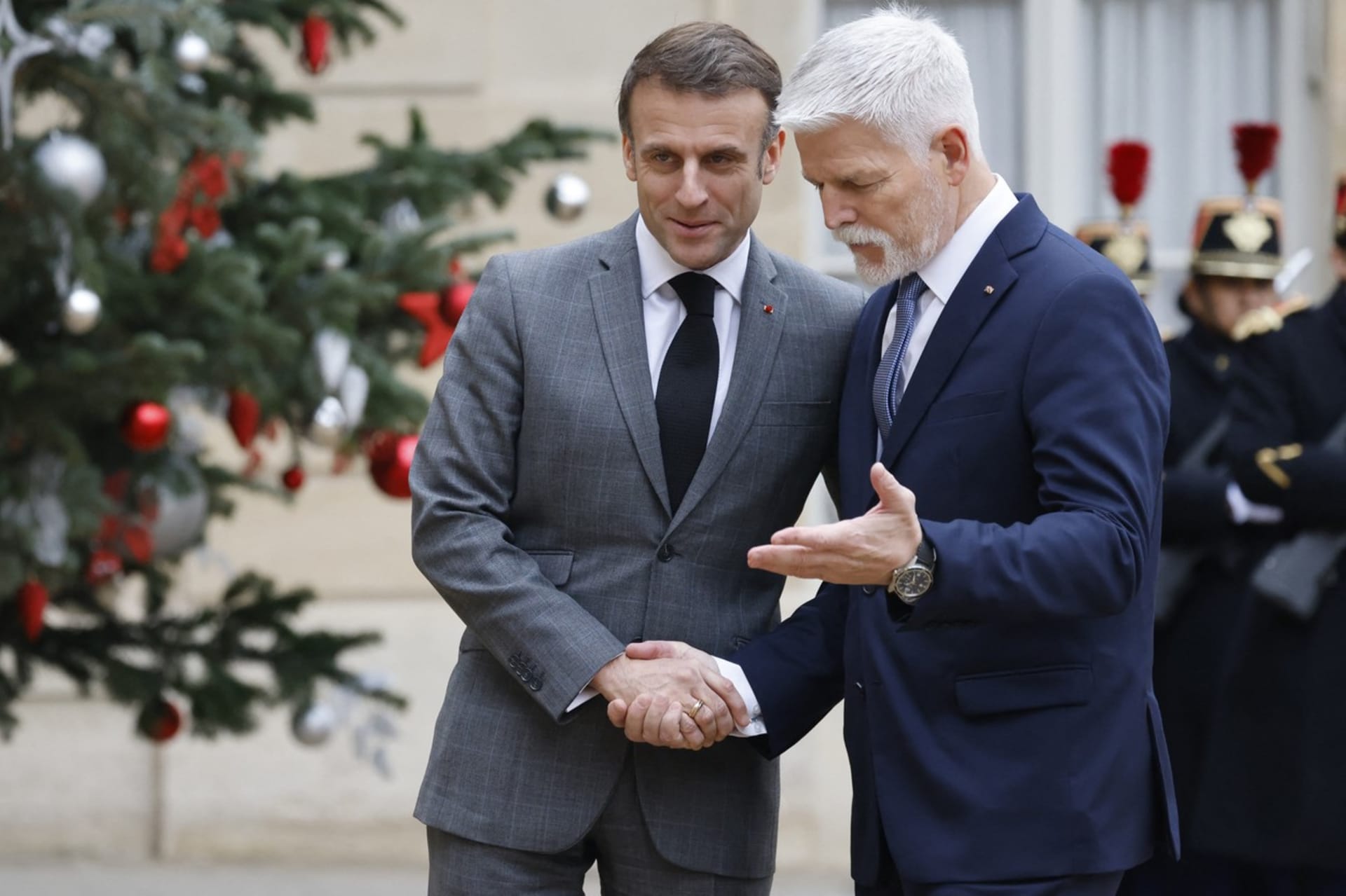 Prezident Petr Pavel se svým francouzským protějškem Emmanuelem Macronem. Česká hlava státu navštívila Francii 20. prosince 2023.