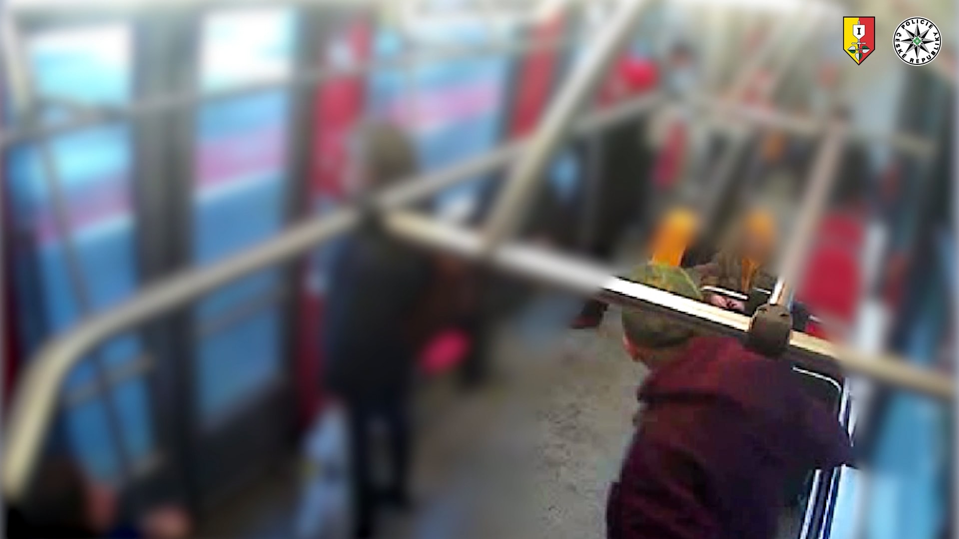 Muž na začátku prosince ohrožoval v tramvaji děti revolverem, policisté po něm nyní pátrají.