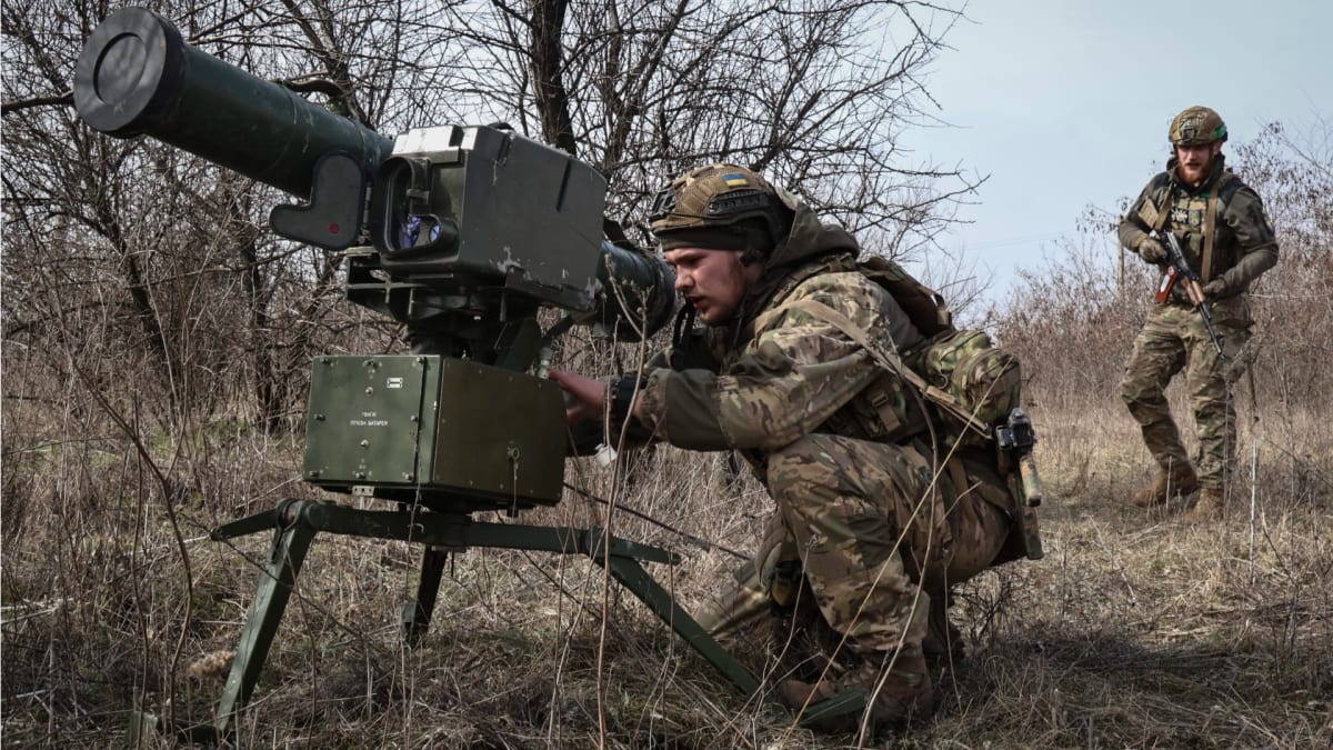 Ukrajinský voják ovládá raketomet Stugna-P.