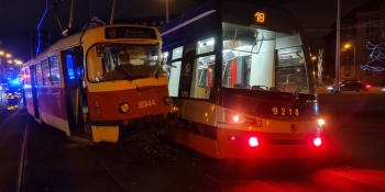 Hrozivá srážka tramvají v Praze: Jeden člověk utrpěl zranění, havárie zkomplikovala dopravu
