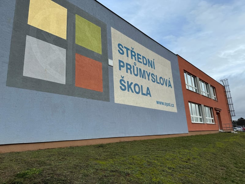 Žák střední průmyslové školy napadl v Třebíči pracovnici školy, kterou lehce zranil (20. 12. 2023).