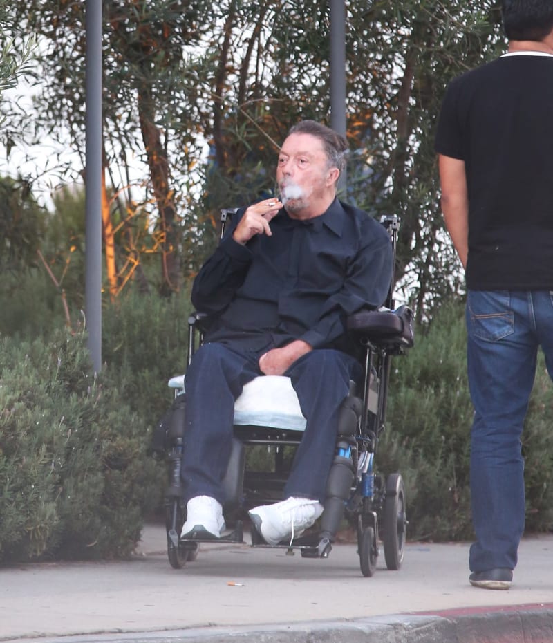 Tim Curry se ani na vozíku a po mrtvici nevzdává tabáku.
