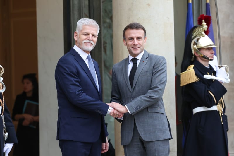Prezident Petr Pavel se svým francouzským protějškem před Elysejským palácem