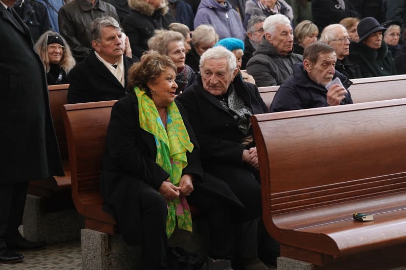 Pohřeb herce a dabéra Ladislava Županiče.