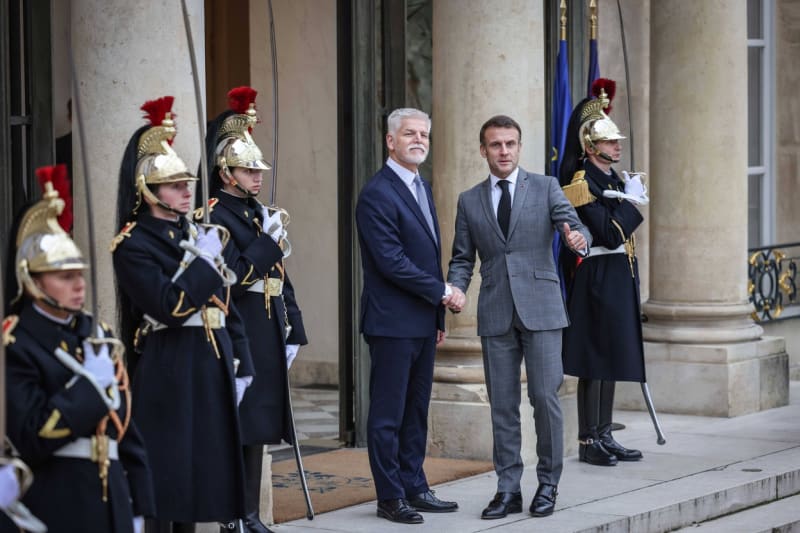 Prezident Petr Pavel se svým francouzským protějškem před Elysejským palácem
