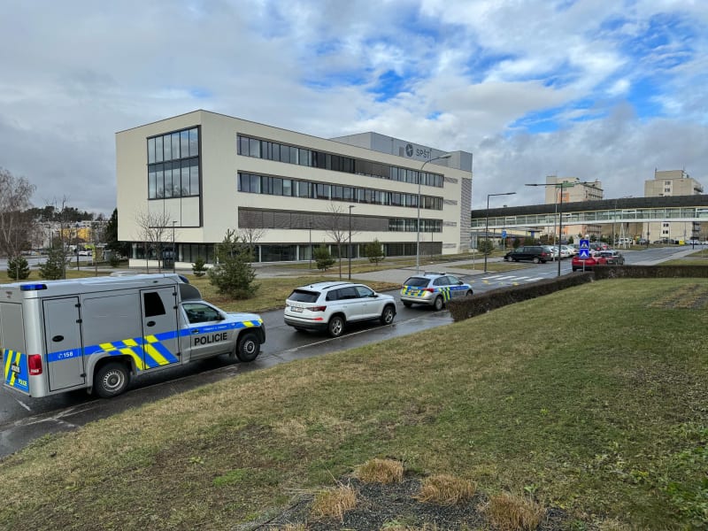 Žák střední průmyslové školy napadl v Třebíči pracovnici školy, kterou lehce zranil (20. 12. 2023).