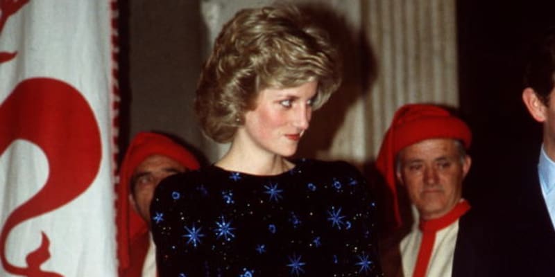 Princezna Diana si šaty poprvé vzala v roce 1985 na cestě po Itálii.