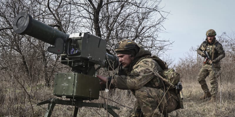 Ukrajinský voják ovládá raketomet Stugna-P.