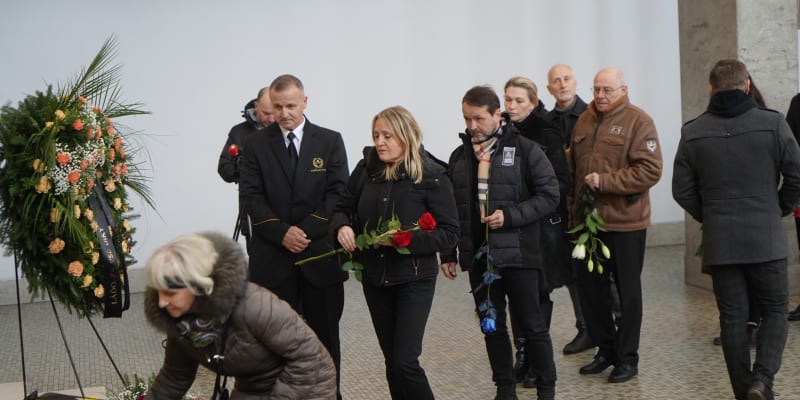 Již několikátý pohřeb kolegy v řadě si nenechala ujít také herečka Regina Řandová.