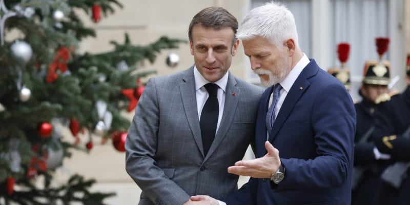 Prezident Petr Pavel se svým francouzským protějškem Emmanuelem Macronem. Česká hlava státu navštívila Francii 20. prosince 2023