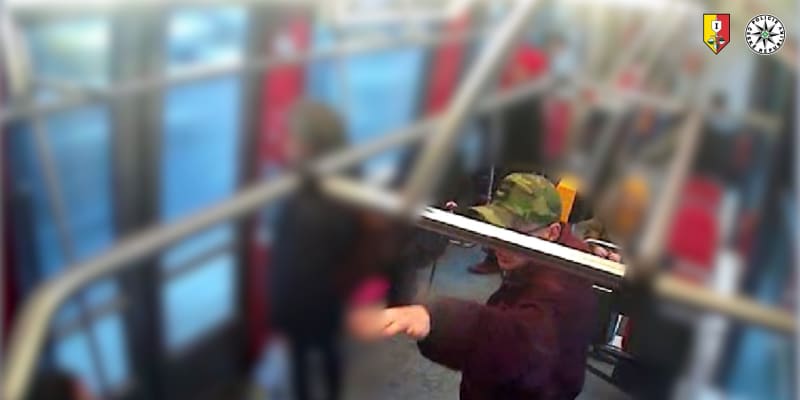 Muž na začátku prosince ohrožoval v tramvaji děti revolverem, policisté po něm nyní pátrají.