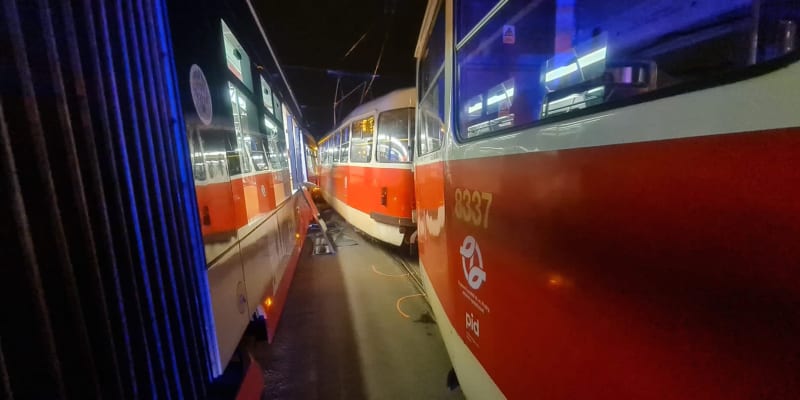 V Praze na Vítězném náměstí se srazily dvě tramvaje.