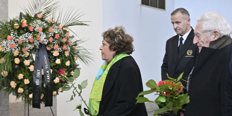 Hercově rakvi se přišla poklonit a položit k ní květinu také Jiřina Bohdalová.