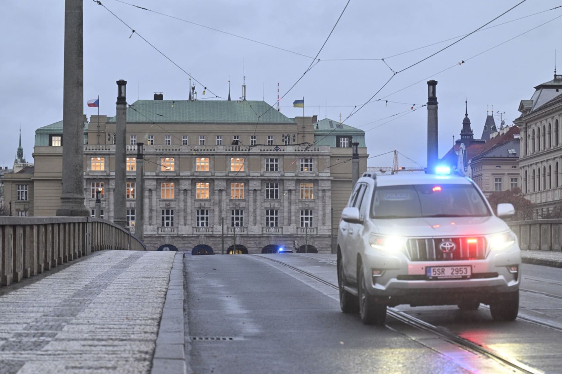 Policista na střeše budovy Filozofické fakulty, ve které se střílelo, 21. prosince 2023, Praha.