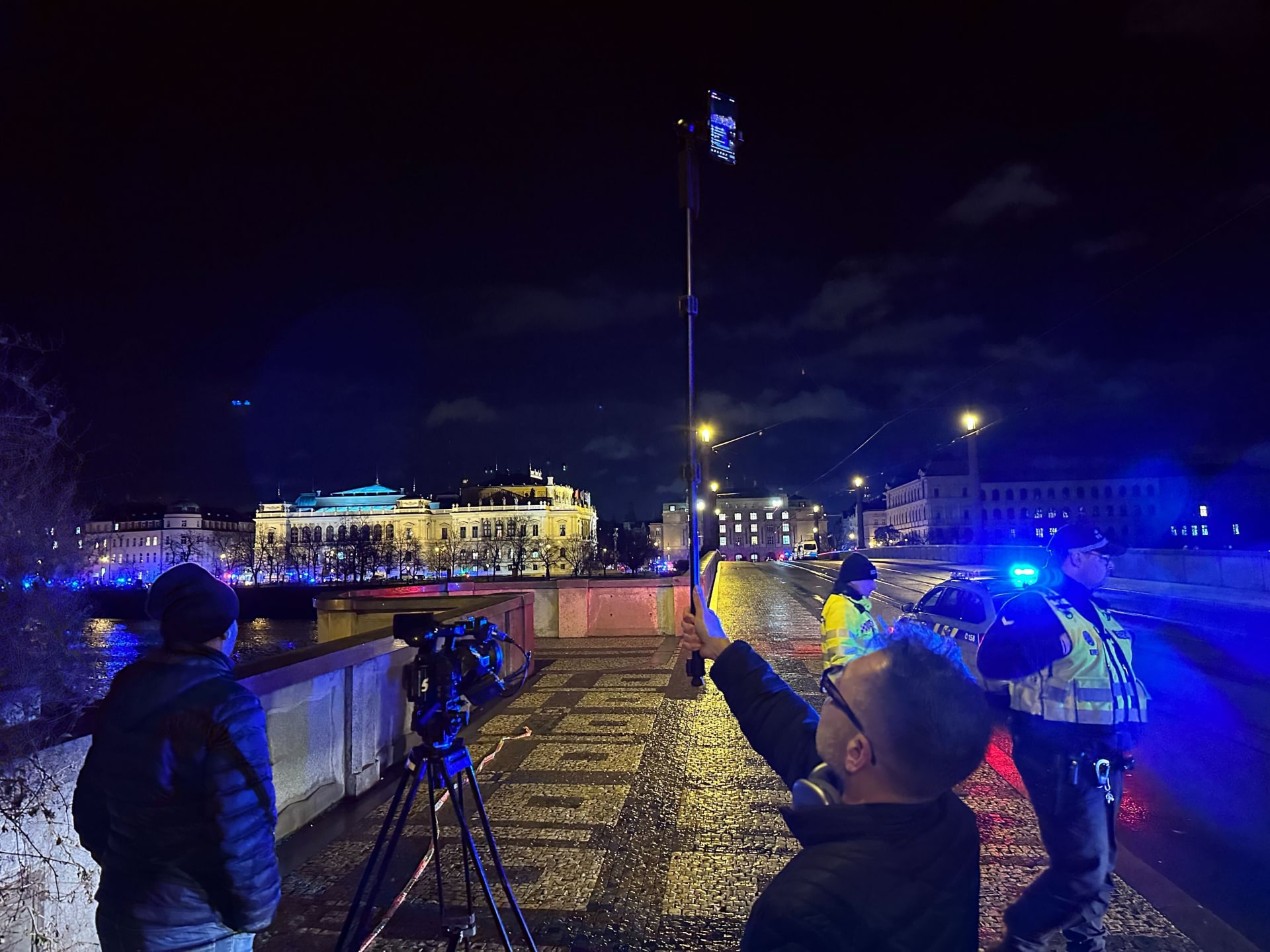 Policisté a novináři poblíž budovy Filozofické fakulty UK v Praze krátce po útoku