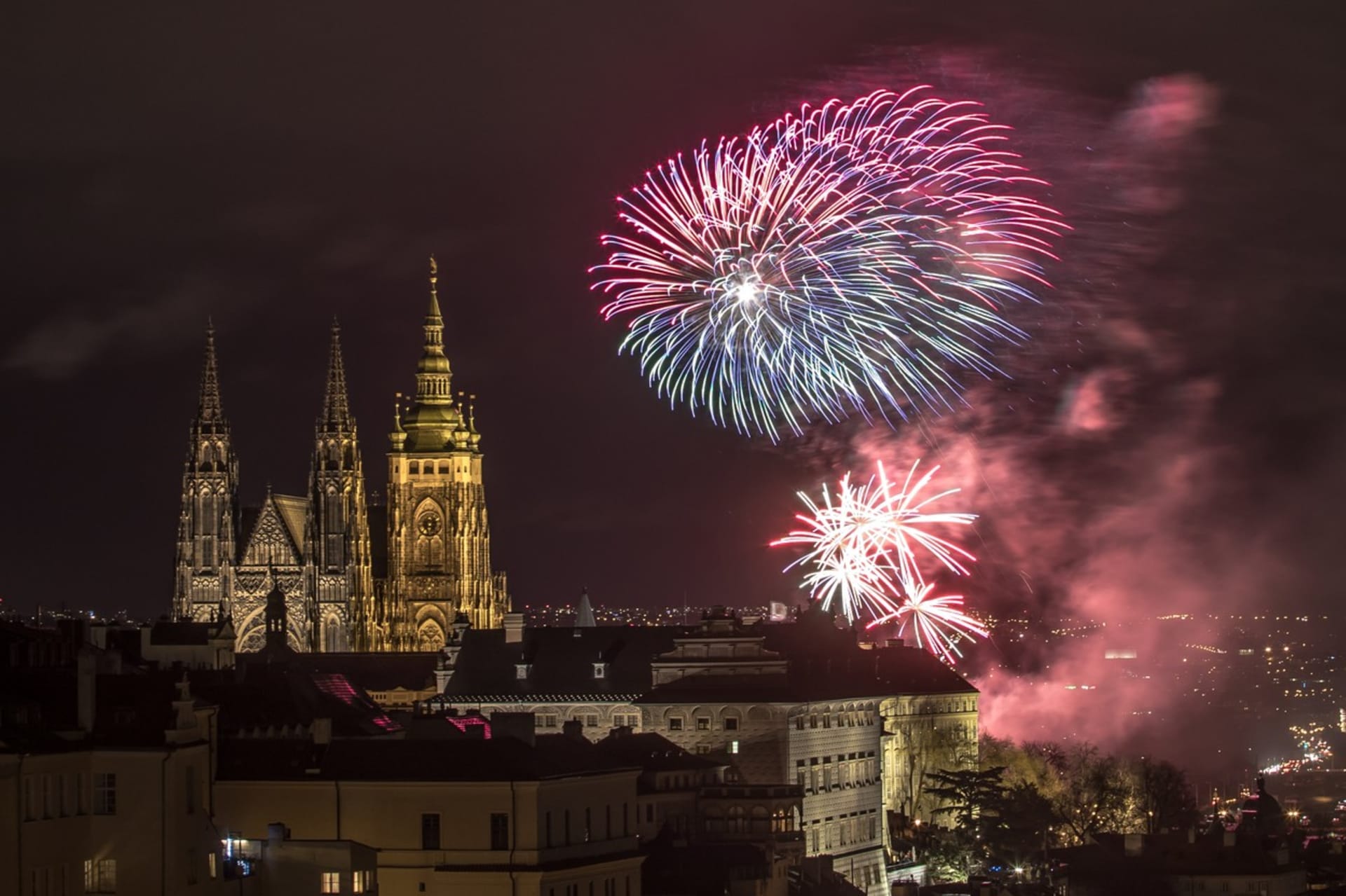 Novoroční ohňostroj se v Praze konal naposledy v roce 2019, následně ho nahradil videomapping.