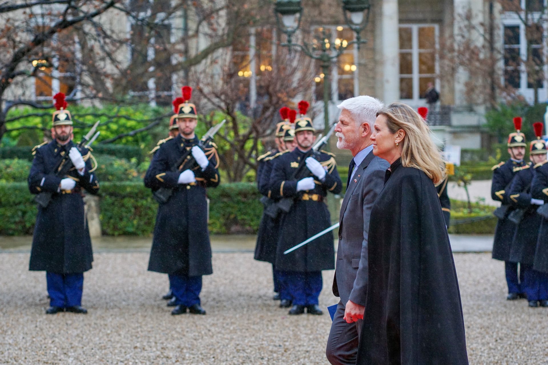 Prezident Petr Pavel v Paříži s předsedkyní Národního shromáždění Yal Braunovou-Pivetovou,