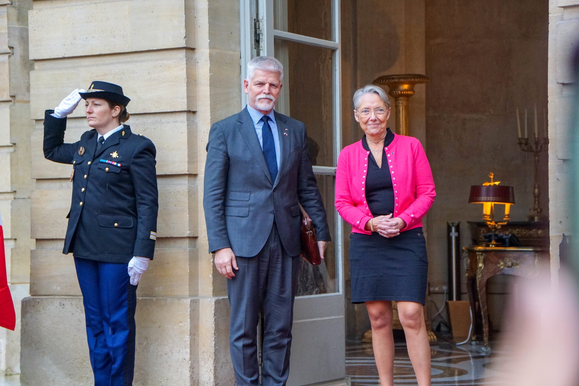 Prezident Petr Pavel s francouzskou premiérkou Élisabeth Borneovou.