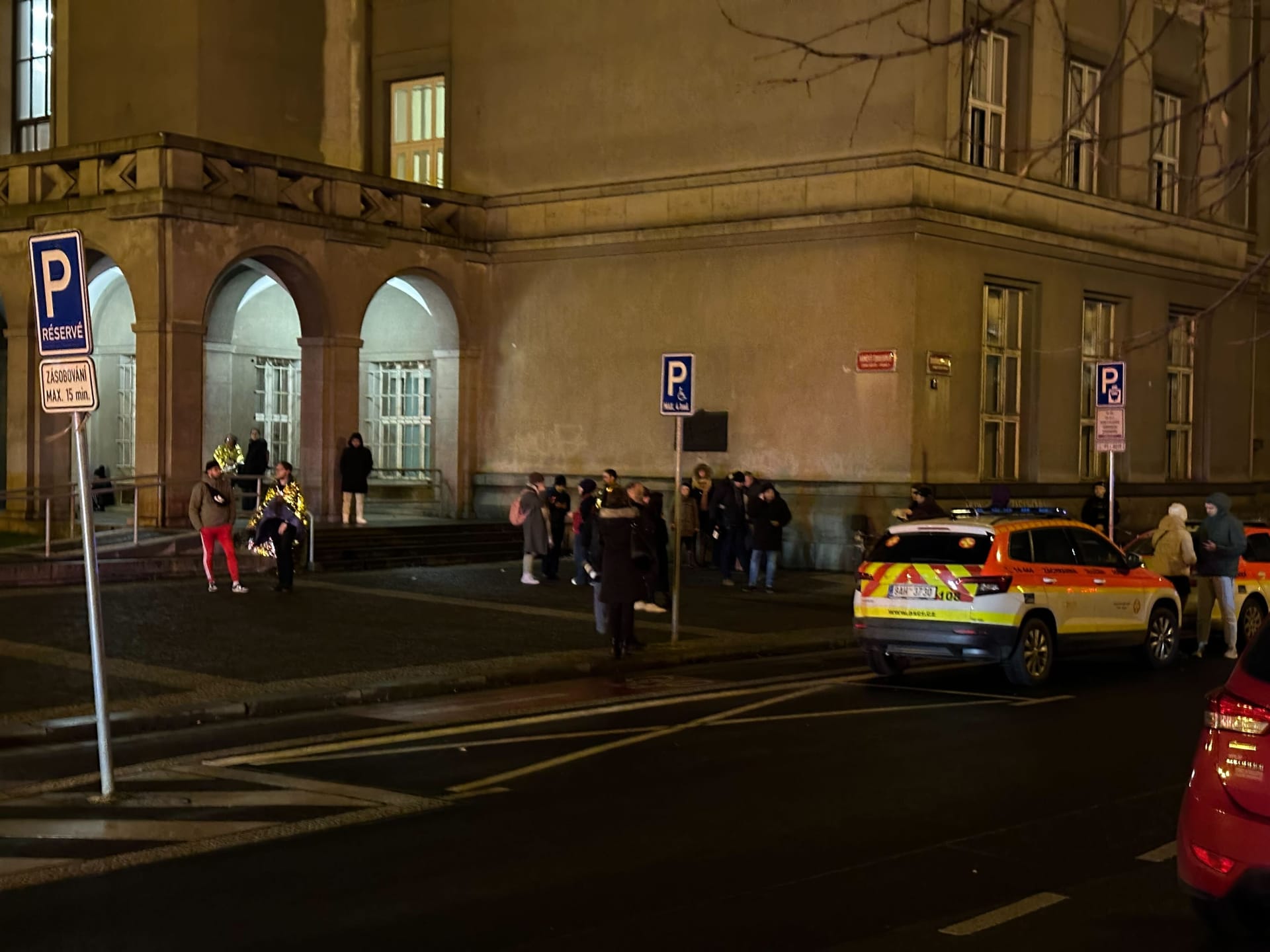 Budova Filozofické fakulty UK několik hodin po masové vraždě