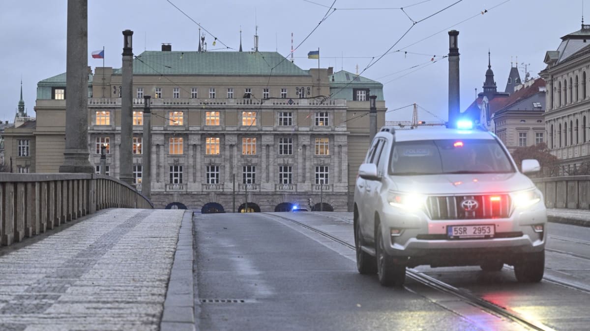 Policista na střeše budovy Filozofické fakulty, ve které se střílelo, 21. prosince 2023, Praha.