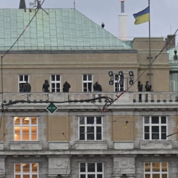 Policisté zasahují na střeše budovy Filozofické fakulty, ve které se střílelo, 21. prosince 2023, Praha.