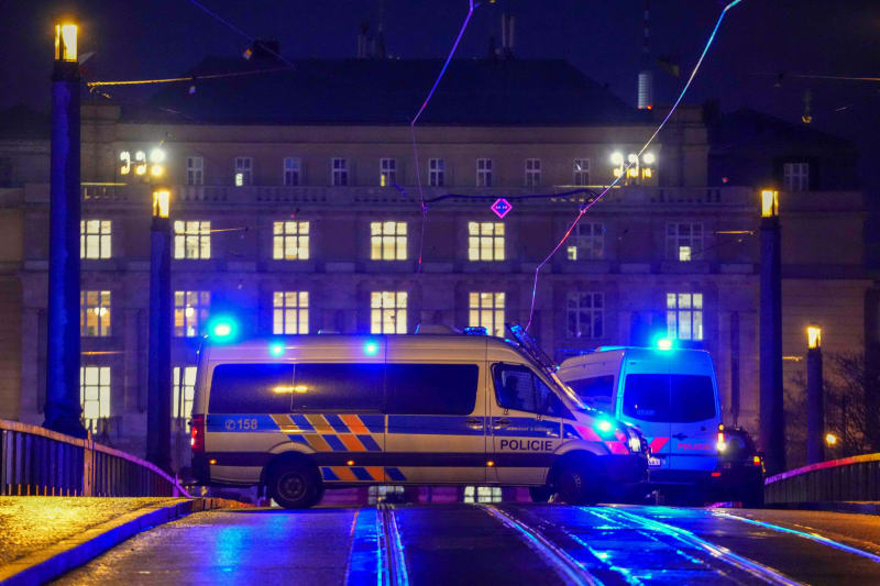 Okolí budovy Filozofické fakulty UK několik hodin po masové vraždě