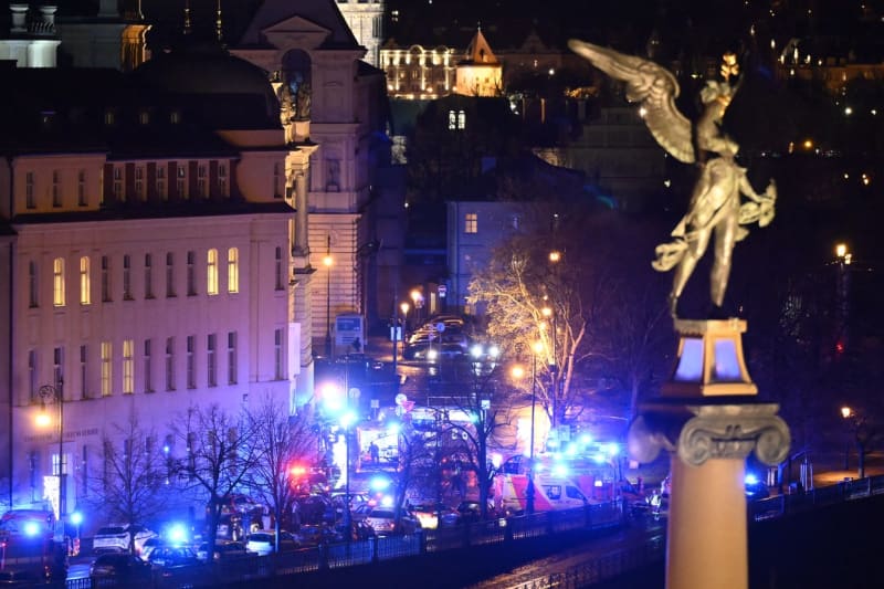 Okolí budovy Filozofické fakulty UK několik hodin po masové vraždě