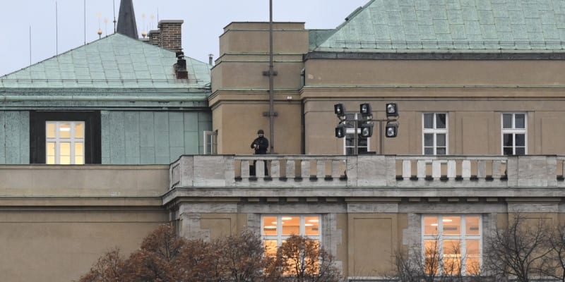 Policista na střeše budovy Filozofické fakulty, ve které se střílelo, 21. prosince 2023, Praha