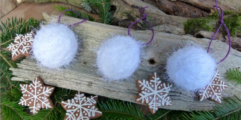 Vypadá to, že Vánoce budou zase na blátě, a tak si aspoň stromeček ozdobte ručně vyrobenými sněhovými kouličkami.