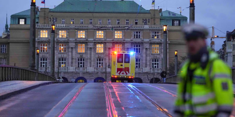 U Filozofické fakulty v Praze zasahují policisté.