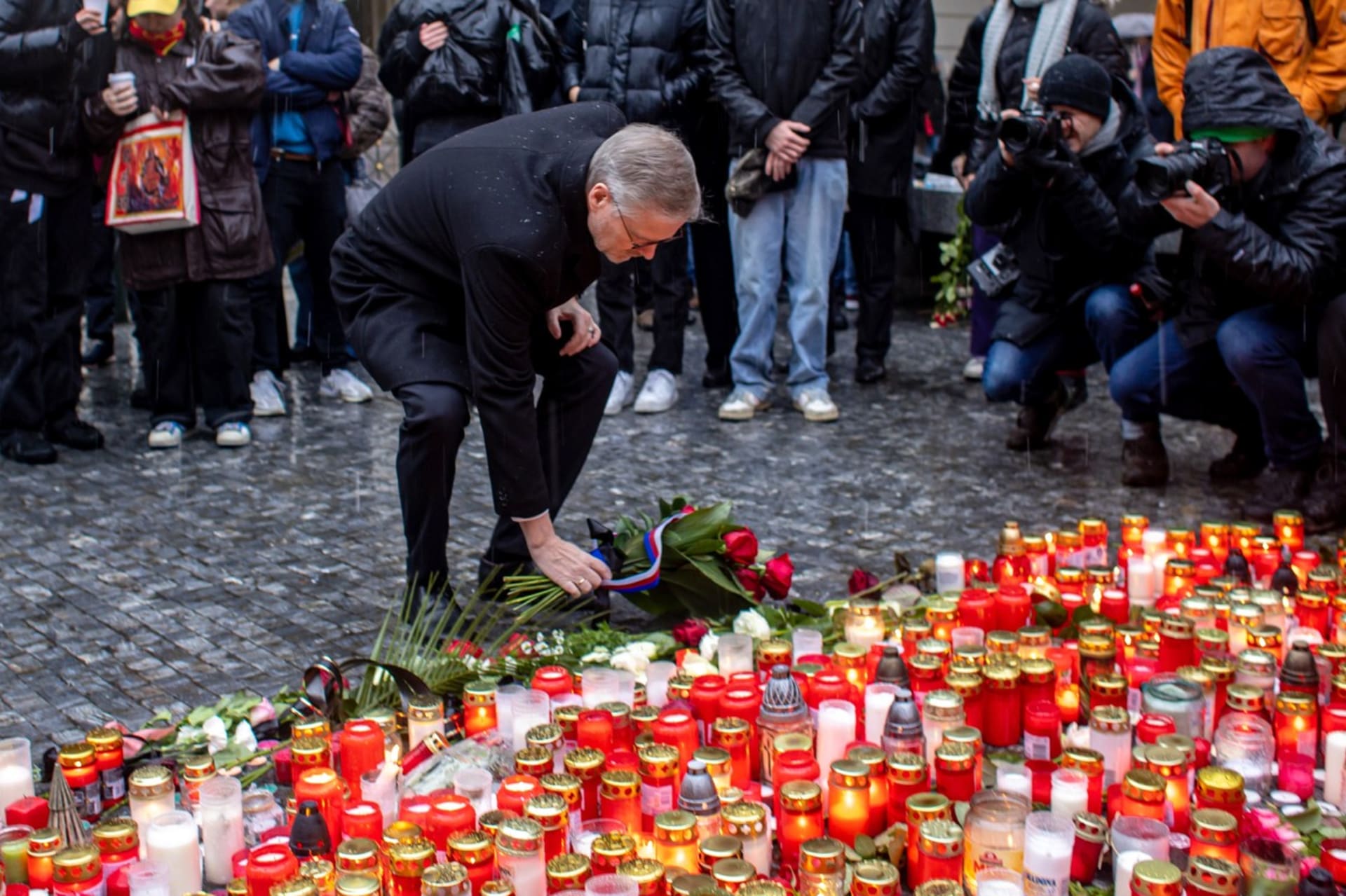 Premiér Petr Fiala (ODS) uctil památku obětí střelby na Filozofické fakultě UK (22. 12. 2023).