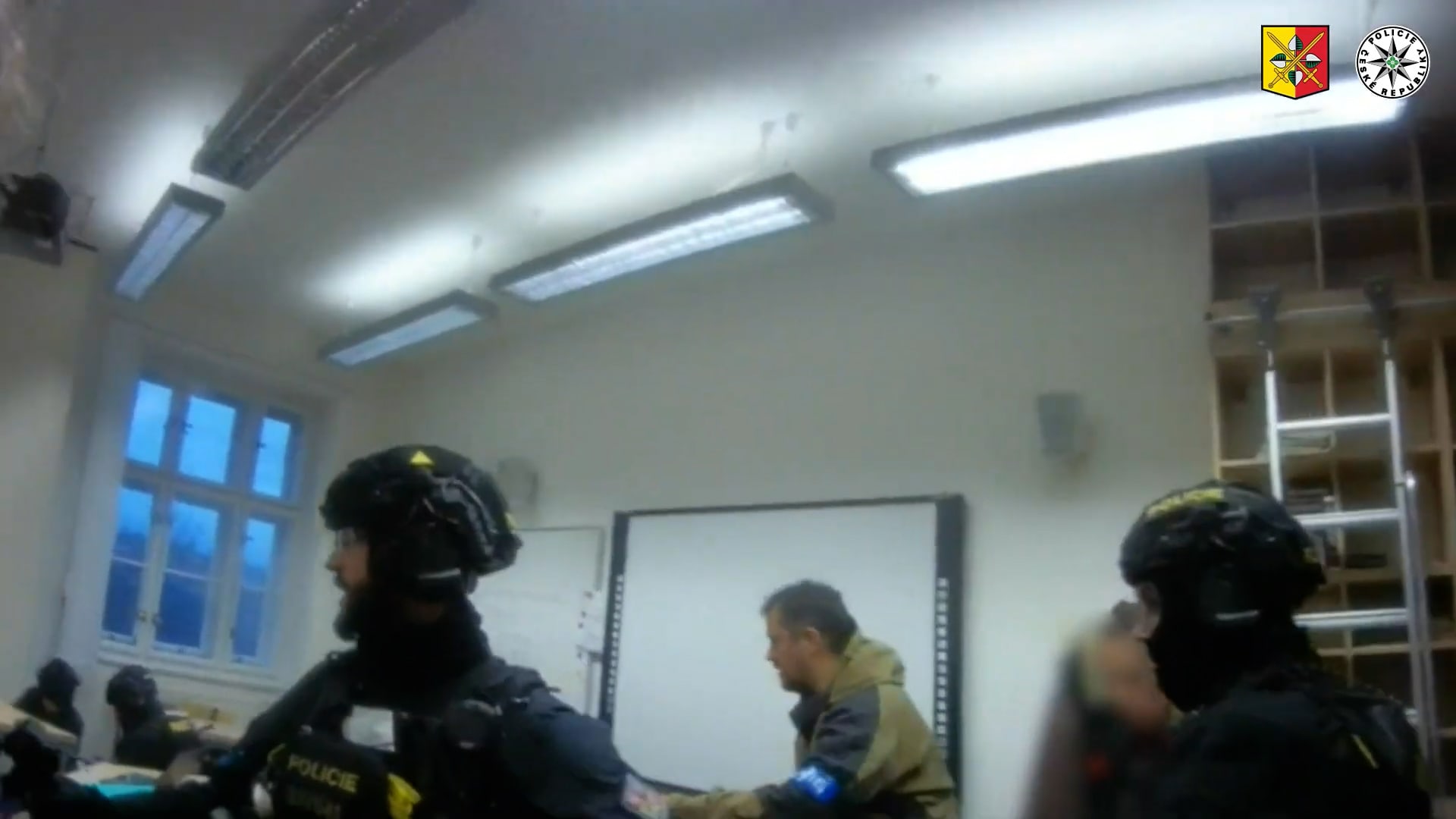 Policie zveřejnila dramatické video ze zásahu na Filozofické fakultě Univerzity Karlovy.
