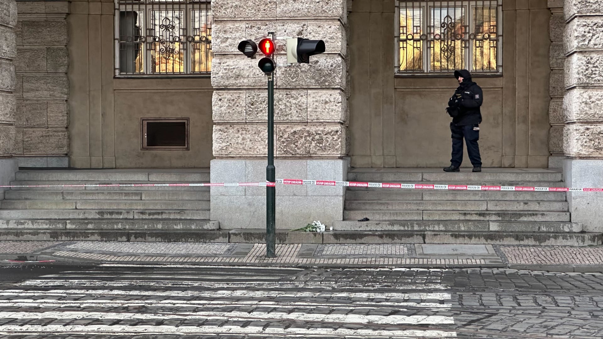 Budova FF UK Praha krátce po útoku osamělého střelce