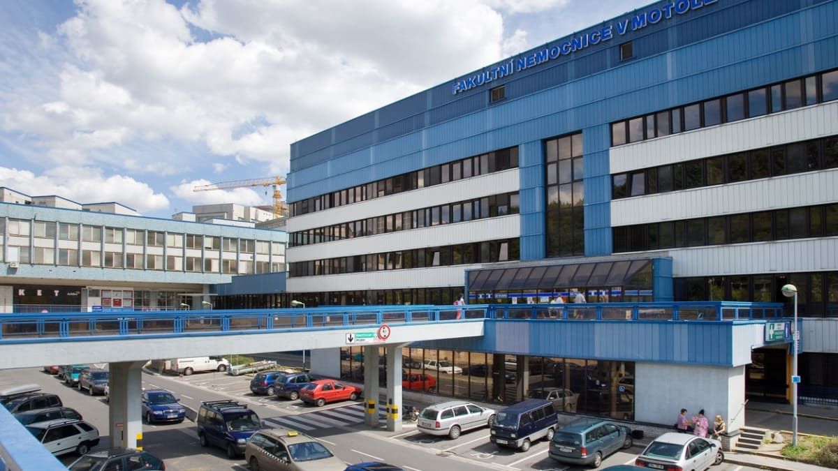 Nemocnice v Motole, kam byl Skořepa převezen z místa nehody.