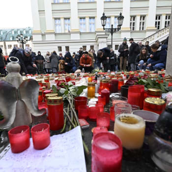 GALERIE: Pieta za zemřelé z Filozofické fakulty Univerzity Karlovy