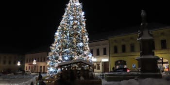 Nejkrásnější vánoční strom září v Jablunkově. Jak si v SOUTĚŽI vedl ten z vaší obce?
