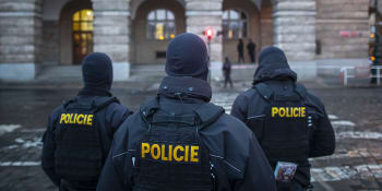 Senior hrozil vystřílením pošty, jiný muž útokem jako na univerzitě v Praze. Zasáhla policie