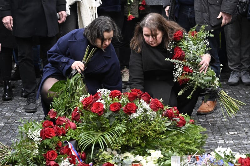 Rektorka Univerzity Karlovy Milena Králíčková (vpravo) uctila památku obětí střelby (22. 12. 2023).