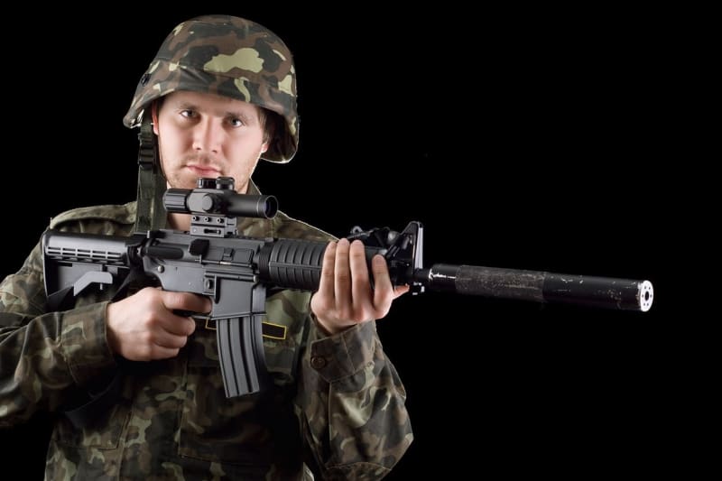 Voják s puškou M16