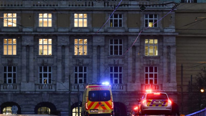 Budova FF UK krátce po útoku osamělého střelce