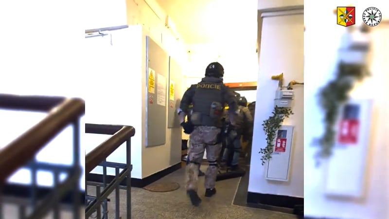 Záběry policejní akce: Volající chtěl napodobit střelbu v Praze, nastoupila na něj zásahovka