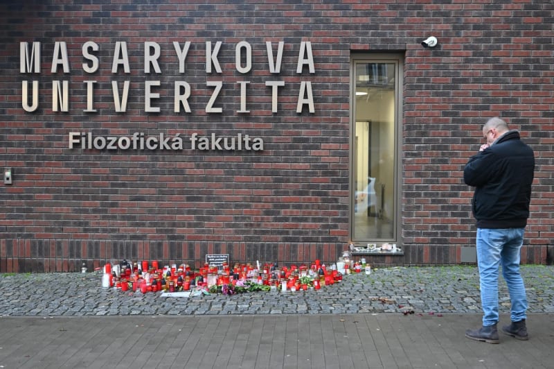 Pietní místo, které vzniklo před Filozofickou fakultou Masarykovy univerzity v Brně.