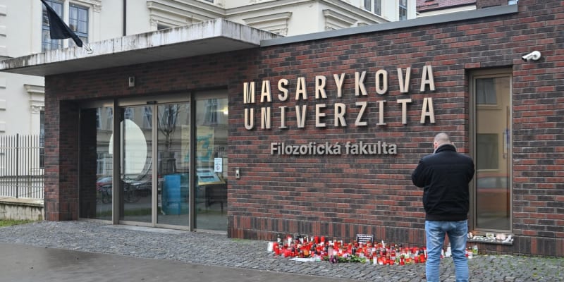 Pietní místo před Masarykovou univerzitou v Brně