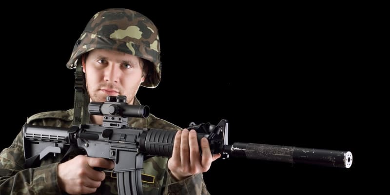 Voják s puškou M16
