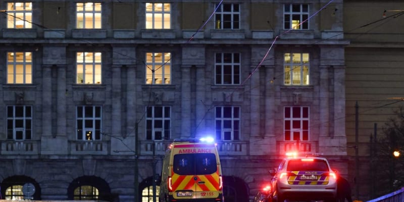 Budova FF UK Praha kátce po útoku osamělého střelce