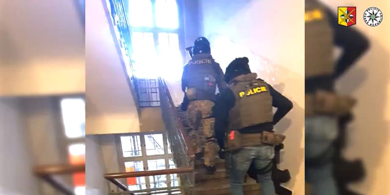 Záběry policejní akce: Volající chtěl napodobit střelbu v Praze, nastoupila na něj zásahovka