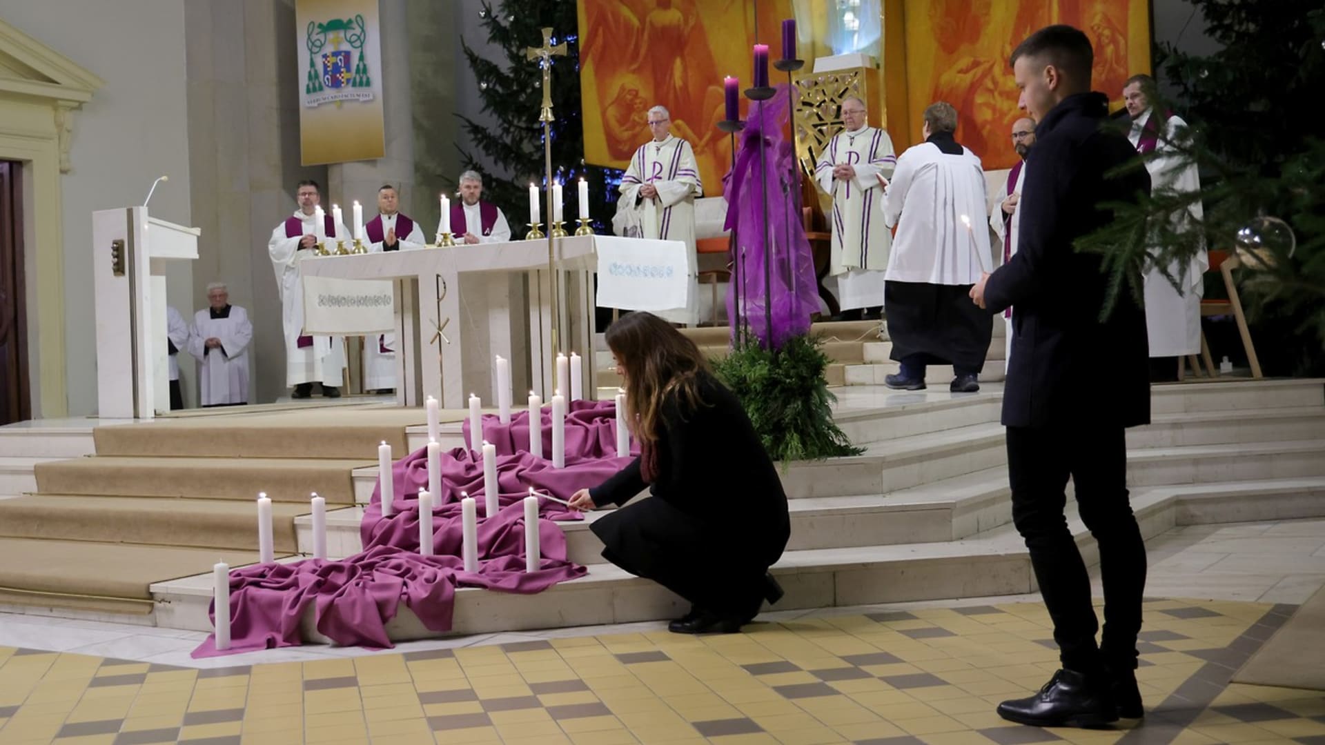 Bohoslužba za oběti čtvrteční střelby na FF UK proběhla i v Katedrále Božského Spasitele v centru Ostravy (23. 12. 2023).